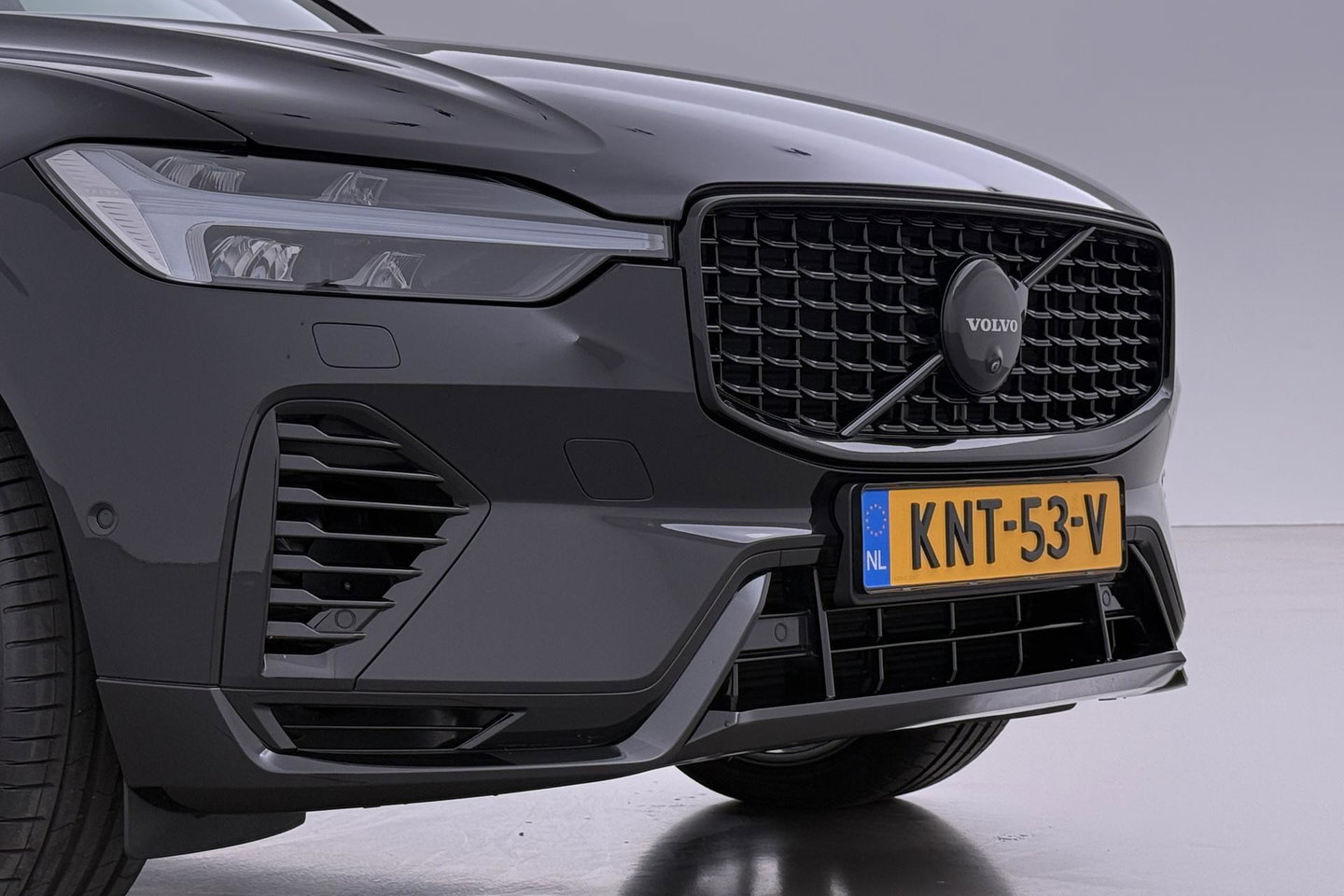 Volvo XC60 T6 Plug-in hybrid Ultra Black Edition | ACC | Luchtvering | Trekhaak | Bowers&Wilkins | 360° Camera | Stoelmassage | Panoramadak | Head-Up