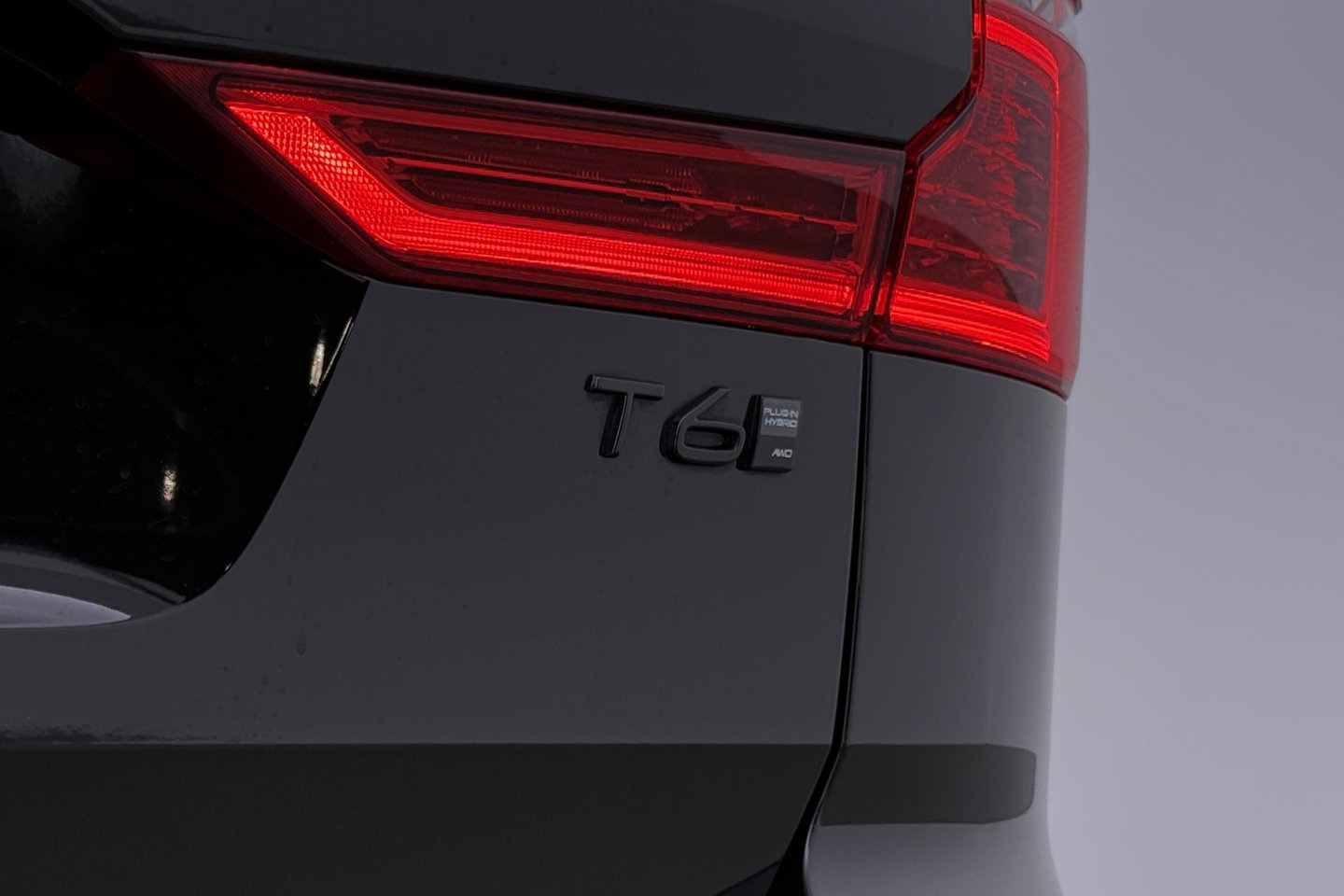 Volvo XC60 T6 Plug-in hybrid Ultra Black Edition | ACC | Luchtvering | Trekhaak | Bowers&Wilkins | 360° Camera | Stoelmassage | Panoramadak | Head-Up
