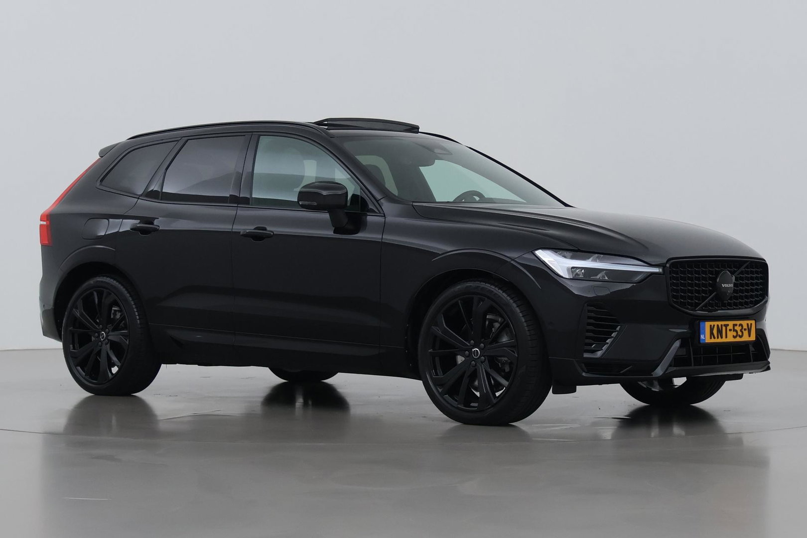 Volvo XC60 T6 Plug-in hybrid Ultra Black Edition | ACC | Luchtvering | Trekhaak | Bowers&Wilkins | 360° Camera | Stoelmassage | Panoramadak | Head-Up