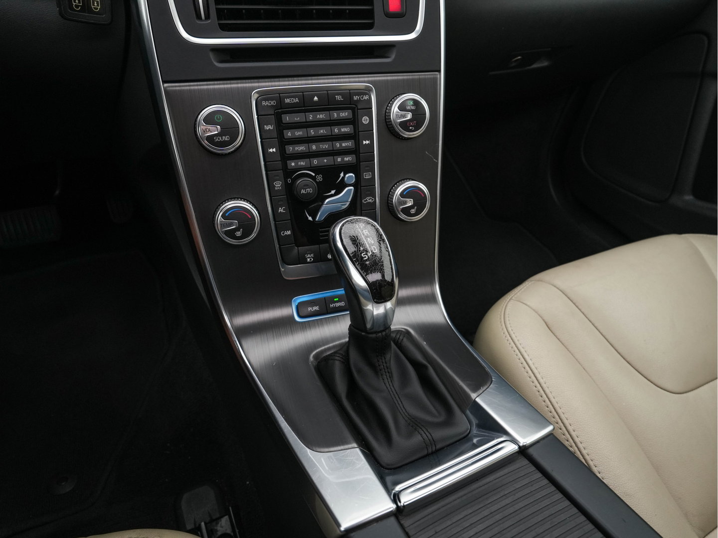 Volvo V60 2.4 D6 Twin Engine Summum Aut. *PANO | LEATHER | XENON | ADAPTIVE-CRUISE | HARMAN/KARDON | BLIS | MEMORY-PACK | HEATED-COMFORTSEATS | CAMERA | PRIVACY-GLASS | NAVI-FULLMAP | ECC | PDC | 17''ALU | TOWBAR*
