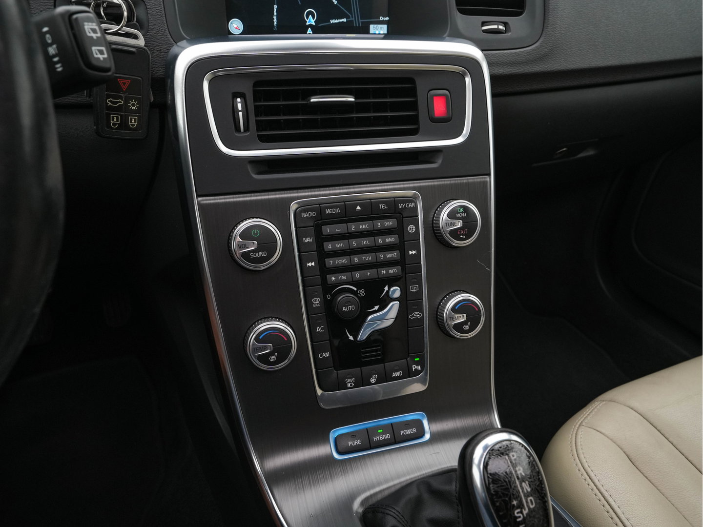 Volvo V60 2.4 D6 Twin Engine Summum Aut. *PANO | LEATHER | XENON | ADAPTIVE-CRUISE | HARMAN/KARDON | BLIS | MEMORY-PACK | HEATED-COMFORTSEATS | CAMERA | PRIVACY-GLASS | NAVI-FULLMAP | ECC | PDC | 17''ALU | TOWBAR*