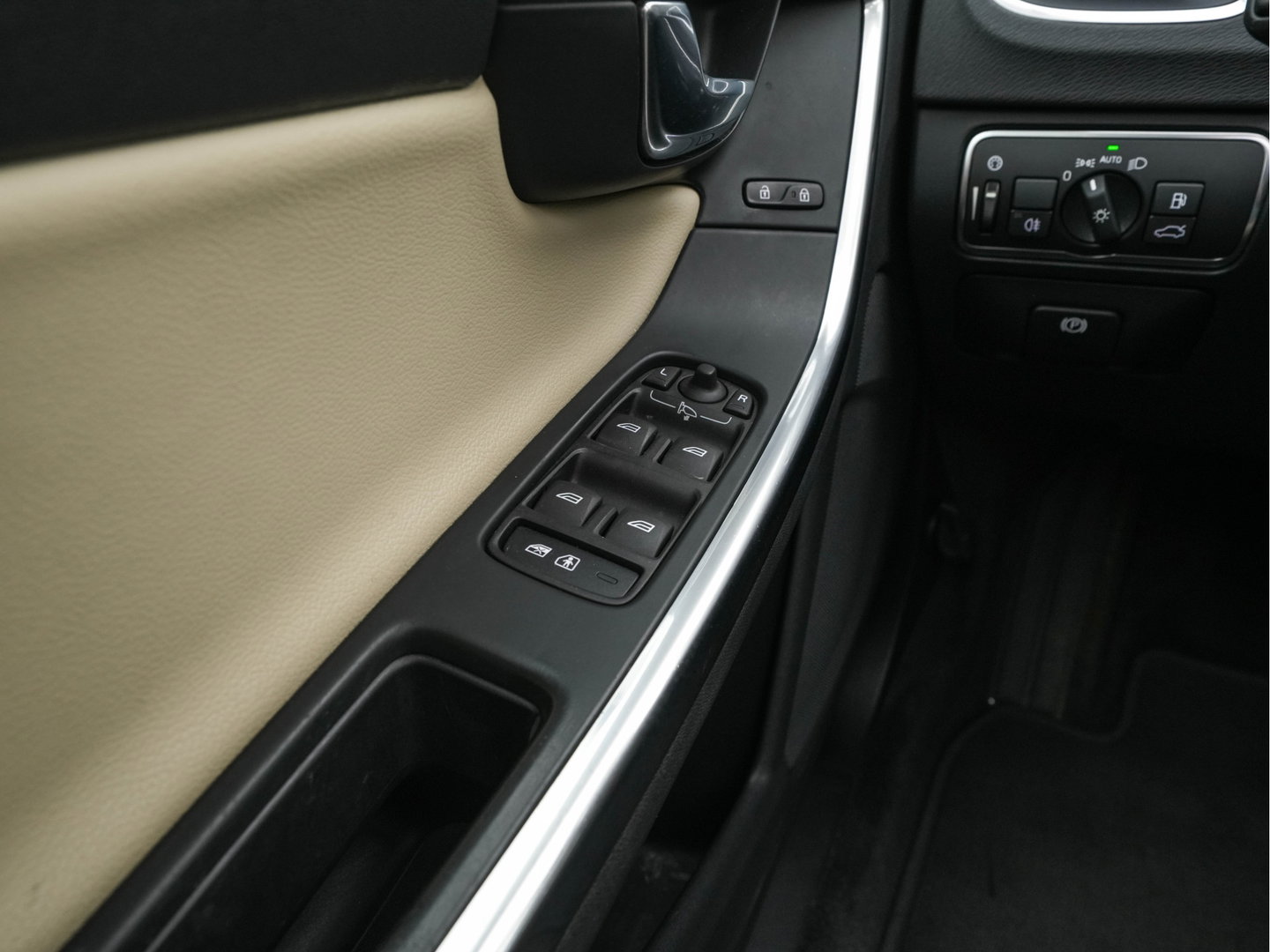 Volvo V60 2.4 D6 Twin Engine Summum Aut. *PANO | LEATHER | XENON | ADAPTIVE-CRUISE | HARMAN/KARDON | BLIS | MEMORY-PACK | HEATED-COMFORTSEATS | CAMERA | PRIVACY-GLASS | NAVI-FULLMAP | ECC | PDC | 17''ALU | TOWBAR*