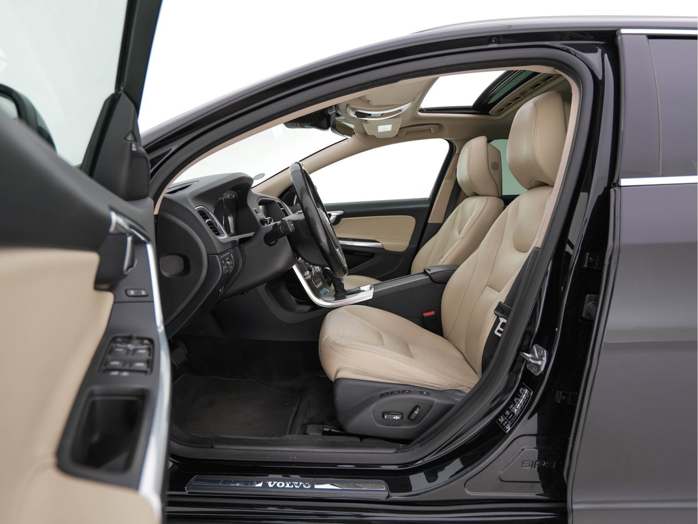 Volvo V60 2.4 D6 Twin Engine Summum Aut. *PANO | LEATHER | XENON | ADAPTIVE-CRUISE | HARMAN/KARDON | BLIS | MEMORY-PACK | HEATED-COMFORTSEATS | CAMERA | PRIVACY-GLASS | NAVI-FULLMAP | ECC | PDC | 17''ALU | TOWBAR*