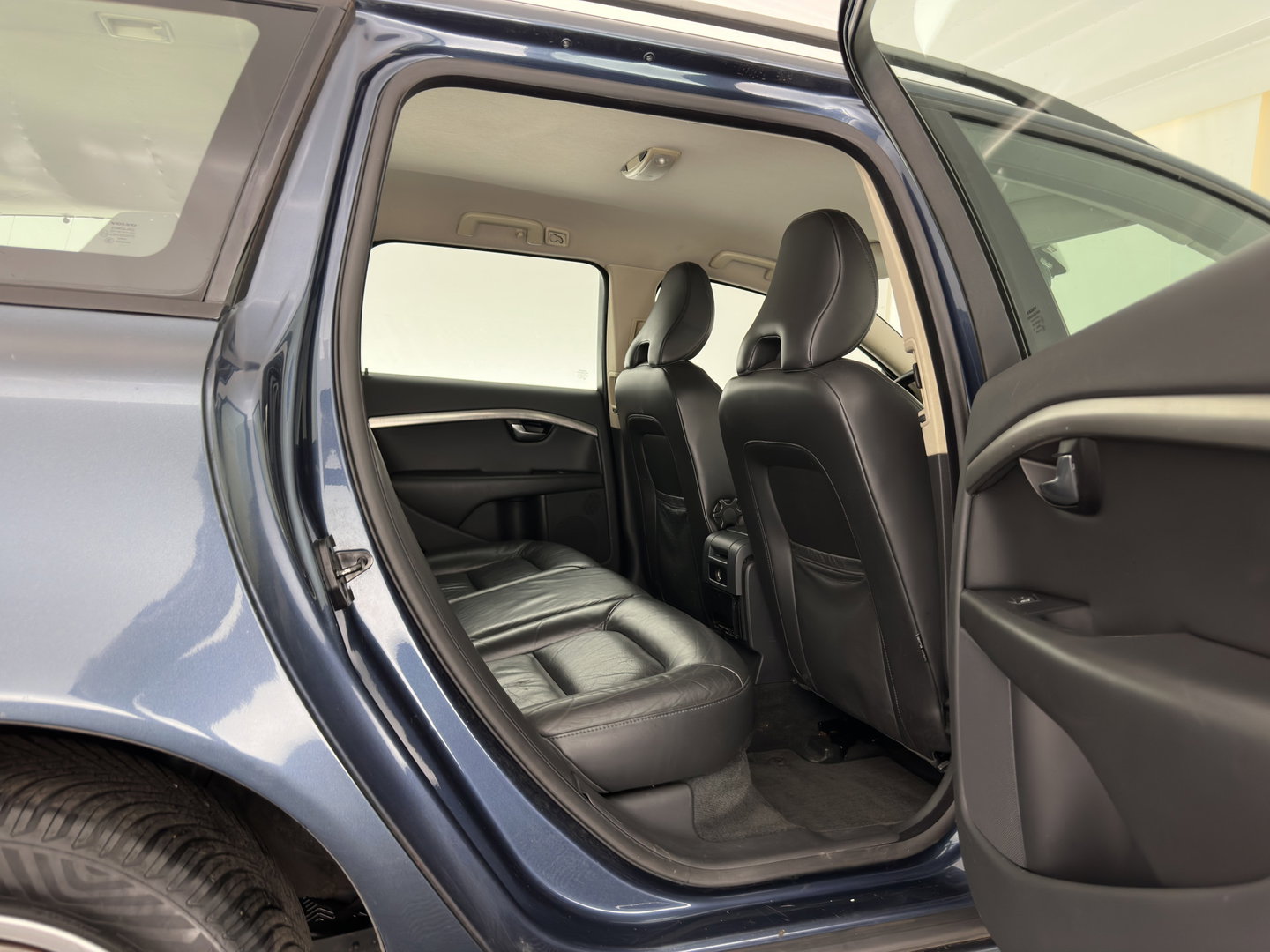 Volvo V70 2.0 Momentum *LEATHER | NAVI-FULLMAP | ECC | PDC | CRUISE | COMFORT-SEATS | 16''ALU | TOWBAR*