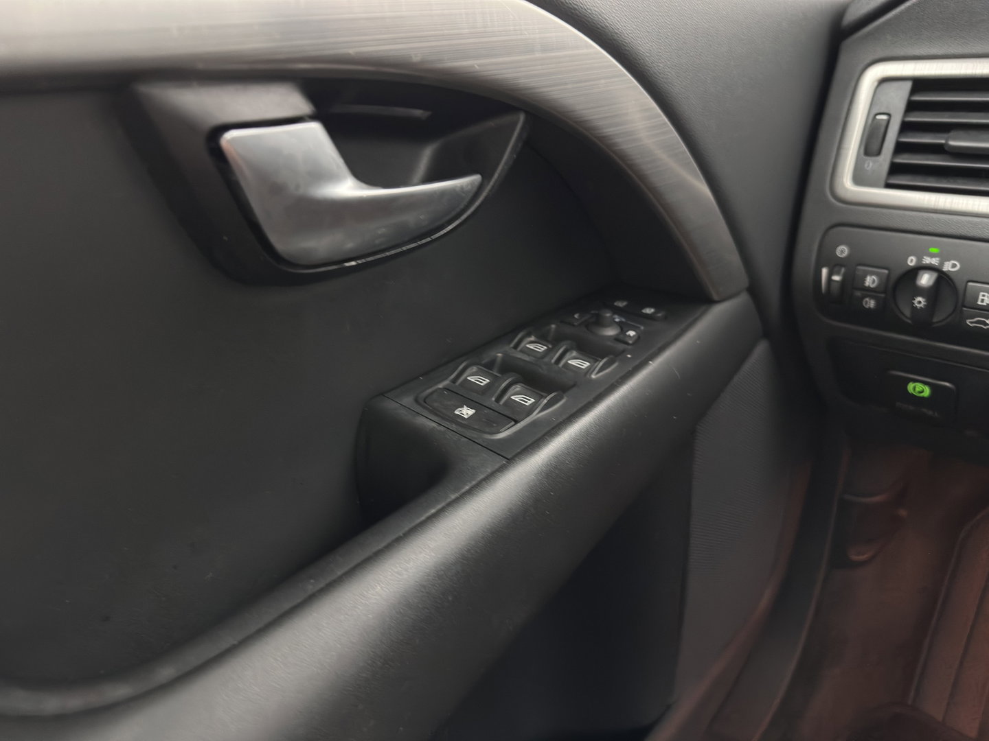 Volvo V70 2.0 Momentum *LEATHER | NAVI-FULLMAP | ECC | PDC | CRUISE | COMFORT-SEATS | 16''ALU | TOWBAR*