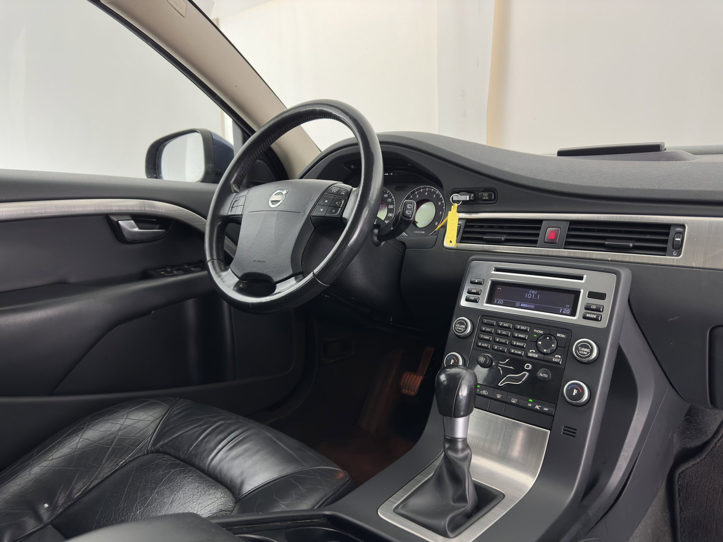 Volvo V70 2.0 Momentum *LEATHER | NAVI-FULLMAP | ECC | PDC | CRUISE | COMFORT-SEATS | 16''ALU | TOWBAR*