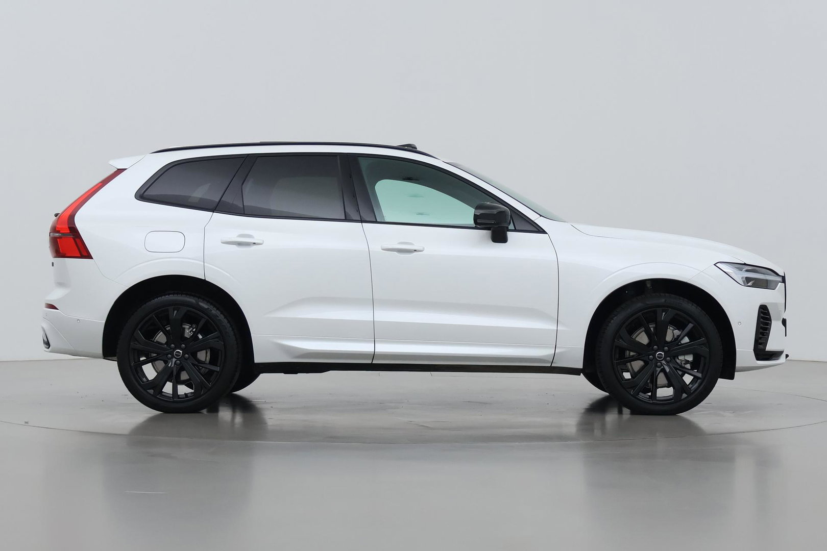 Volvo XC60 T6 Plug-in hybrid Plus Black Edition | ACC | Bowers&Wilkins | Panoramadak | Trekhaak | 360° Camera | Massage+Ventilatie | Head-Up | 21 Inch