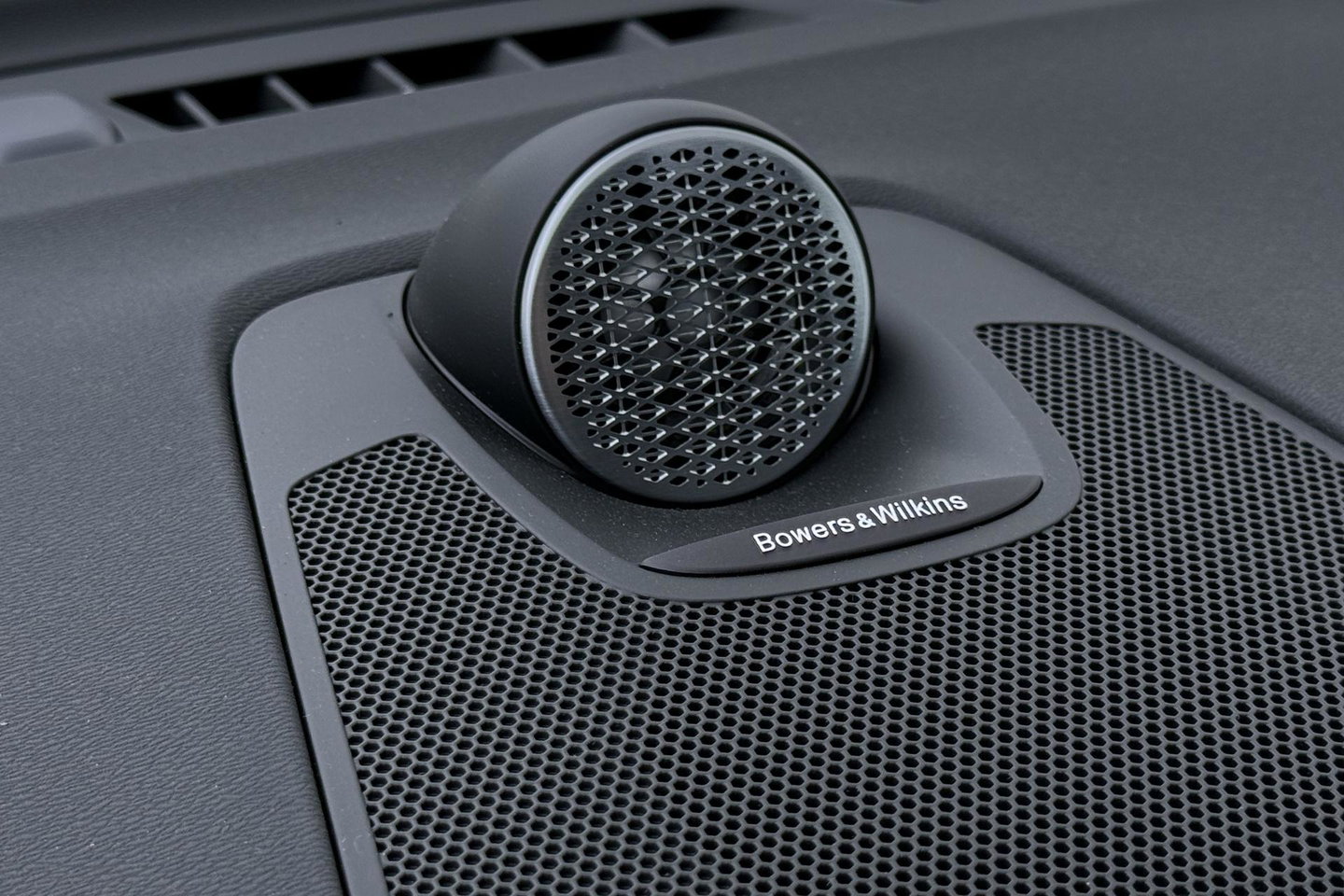 Volvo XC60 T6 Plug-in hybrid Plus Black Edition | ACC | Bowers&Wilkins | Panoramadak | Trekhaak | 360° Camera | Massage+Ventilatie | Head-Up | 21 Inch