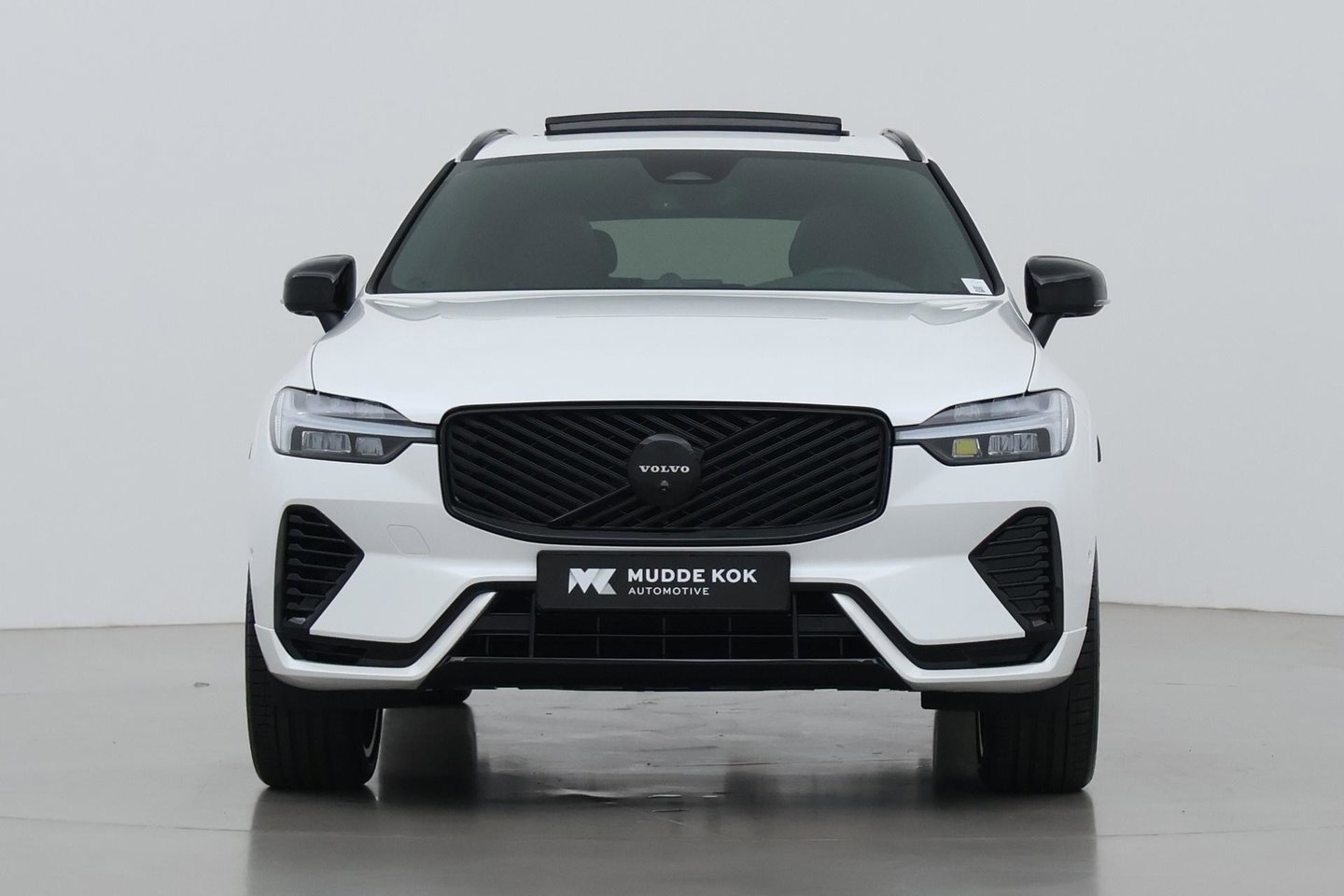 Volvo XC60 T6 Plug-in hybrid Plus Black Edition | ACC | Bowers&Wilkins | Panoramadak | Trekhaak | 360° Camera | Massage+Ventilatie | Head-Up | 21 Inch