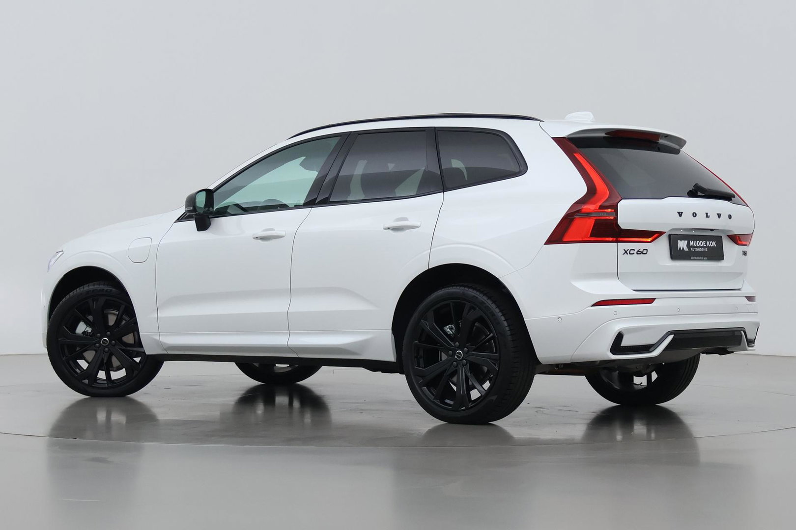 Volvo XC60 T6 Plug-in hybrid Plus Black Edition | ACC | Bowers&Wilkins | Panoramadak | Trekhaak | 360° Camera | Massage+Ventilatie | Head-Up | 21 Inch