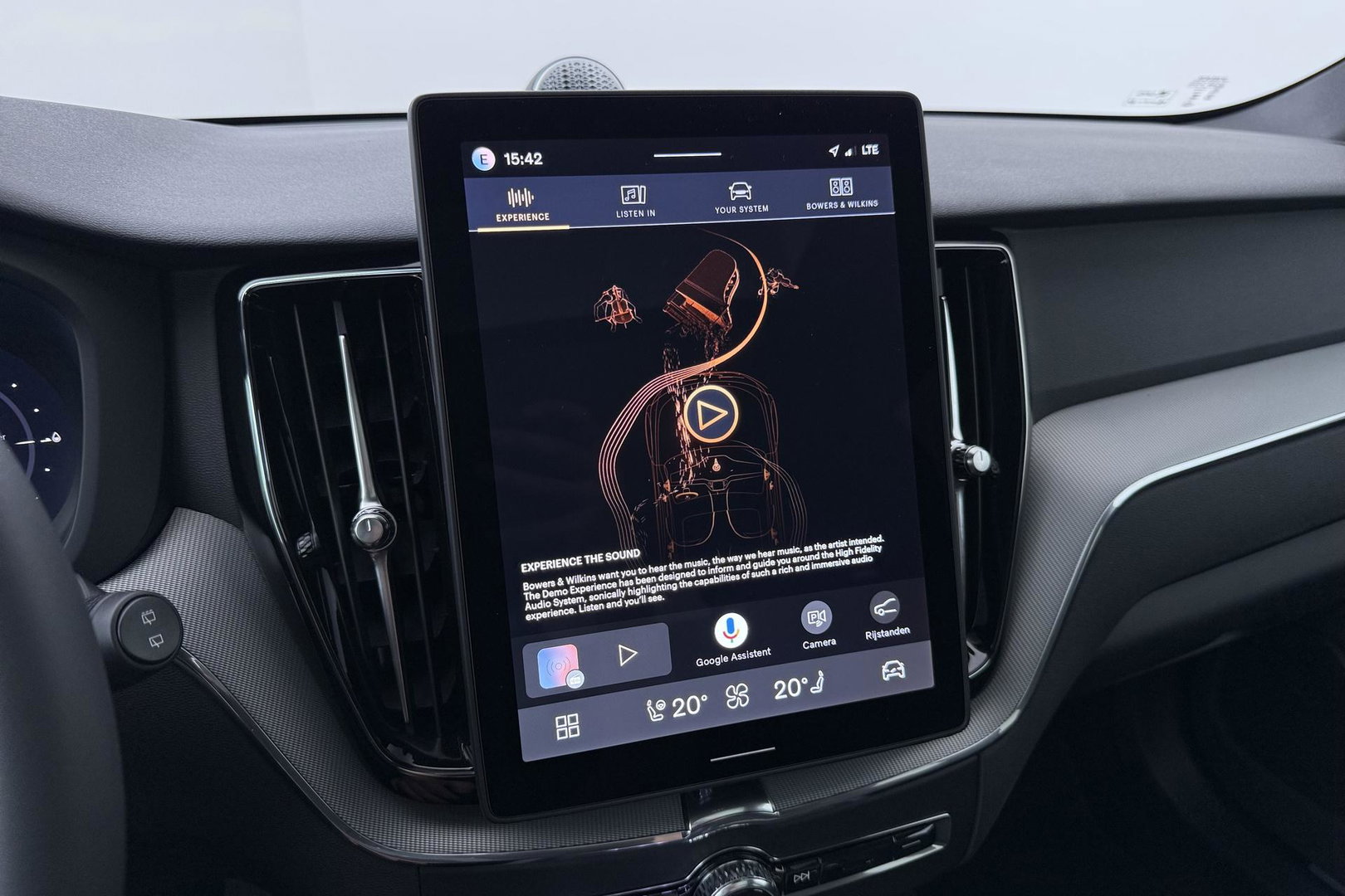 Volvo XC60 T6 Plug-in hybrid Plus Black Edition | ACC | Bowers&Wilkins | Panoramadak | Trekhaak | 360° Camera | Massage+Ventilatie | Head-Up | 21 Inch