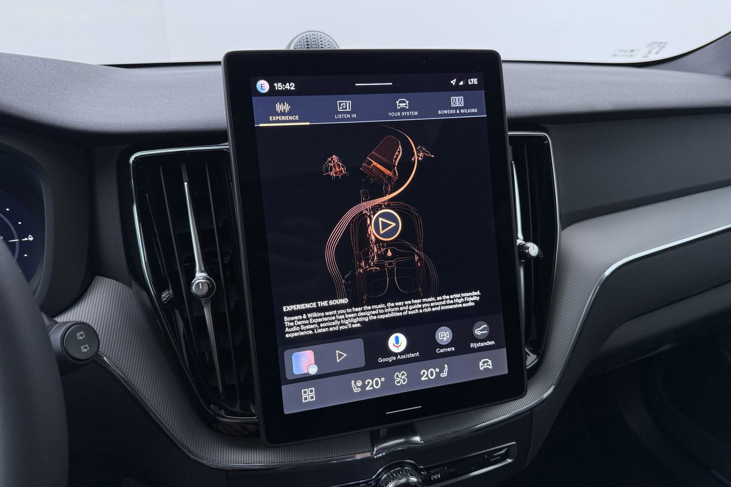 Volvo XC60 T6 Plug-in hybrid Plus Black Edition | ACC | Bowers&Wilkins | Panoramadak | Trekhaak | 360° Camera | Massage+Ventilatie | Head-Up | 21 Inch
