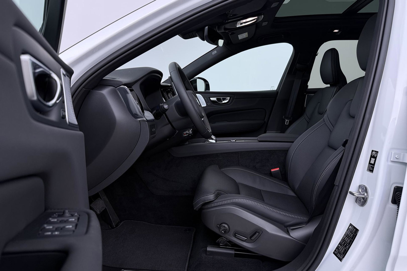 Volvo XC60 T6 Plug-in hybrid Plus Black Edition | ACC | Bowers&Wilkins | Panoramadak | Trekhaak | 360° Camera | Massage+Ventilatie | Head-Up | 21 Inch