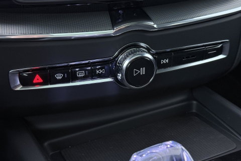 Volvo XC60 T6 Plug-in hybrid Plus Black Edition | ACC | Bowers&Wilkins | Panoramadak | Trekhaak | 360° Camera | Massage+Ventilatie | Head-Up | 21 Inch