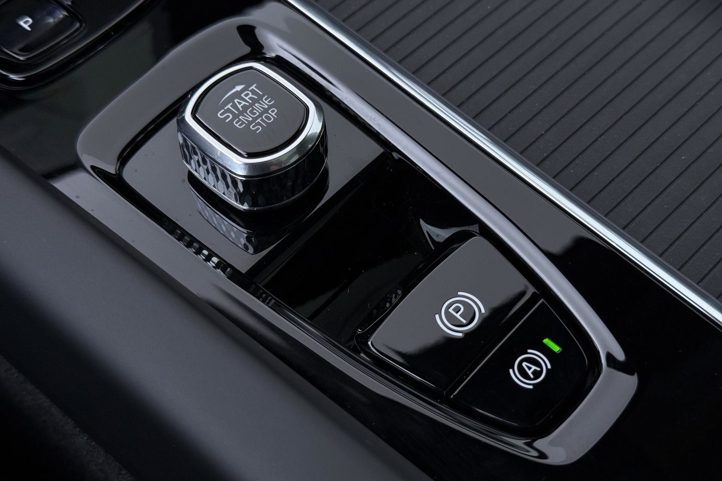 Volvo XC60 T6 Plug-in hybrid Plus Black Edition | ACC | Bowers&Wilkins | Panoramadak | Trekhaak | 360° Camera | Massage+Ventilatie | Head-Up | 21 Inch