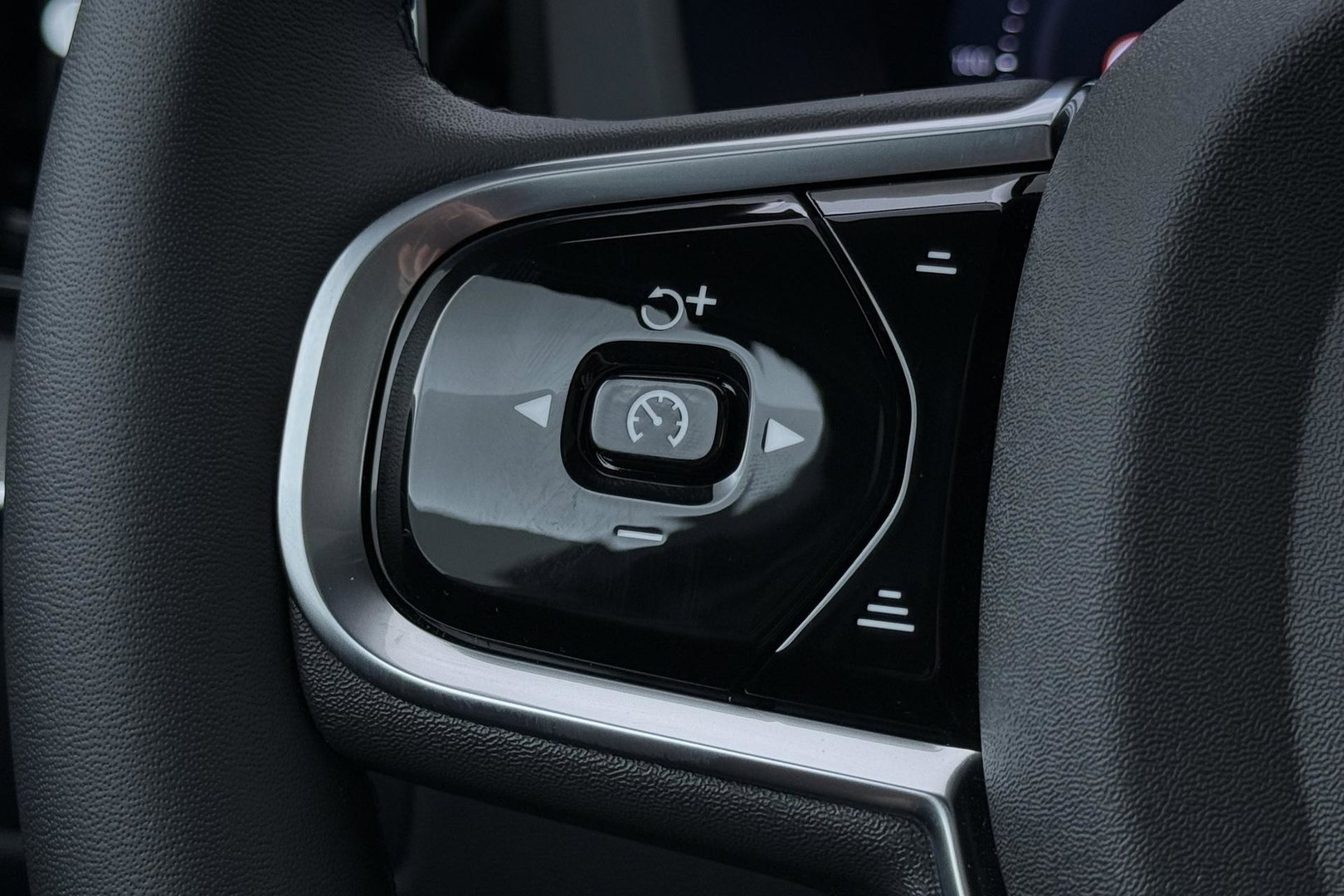 Volvo XC60 T6 Plug-in hybrid Plus Black Edition | ACC | Bowers&Wilkins | Panoramadak | Trekhaak | 360° Camera | Massage+Ventilatie | Head-Up | 21 Inch