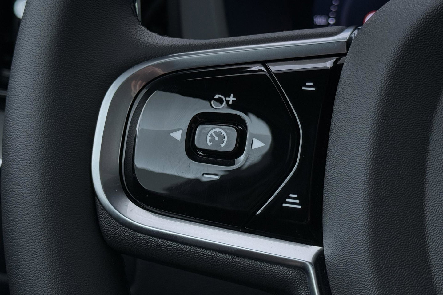 Volvo XC60 T6 Plug-in hybrid Plus Black Edition | ACC | Bowers&Wilkins | Panoramadak | Trekhaak | 360° Camera | Massage+Ventilatie | Head-Up | 21 Inch