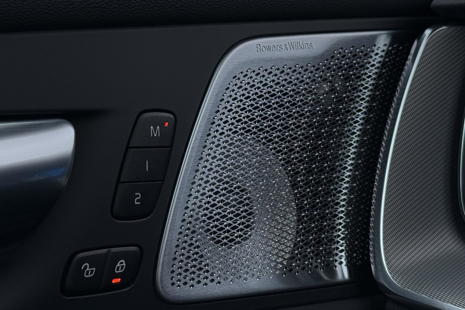 Volvo XC60 T6 Plug-in hybrid Plus Black Edition | ACC | Bowers&Wilkins | Panoramadak | Trekhaak | 360° Camera | Massage+Ventilatie | Head-Up | 21 Inch