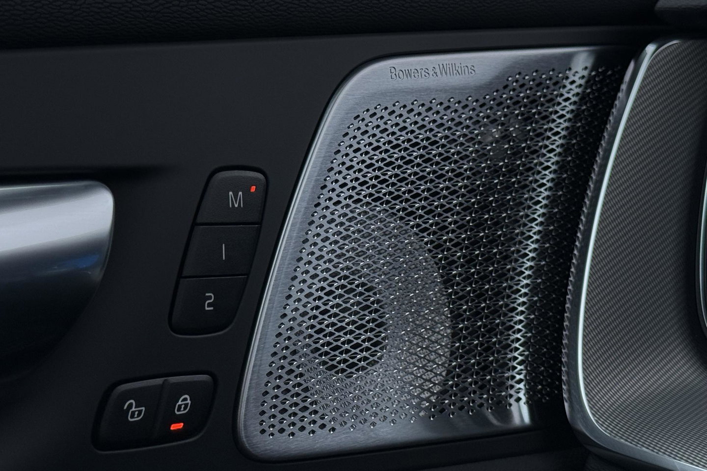 Volvo XC60 T6 Plug-in hybrid Plus Black Edition | ACC | Bowers&Wilkins | Panoramadak | Trekhaak | 360° Camera | Massage+Ventilatie | Head-Up | 21 Inch