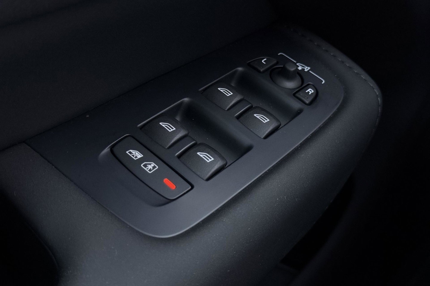 Volvo XC60 T6 Plug-in hybrid Plus Black Edition | ACC | Bowers&Wilkins | Panoramadak | Trekhaak | 360° Camera | Massage+Ventilatie | Head-Up | 21 Inch
