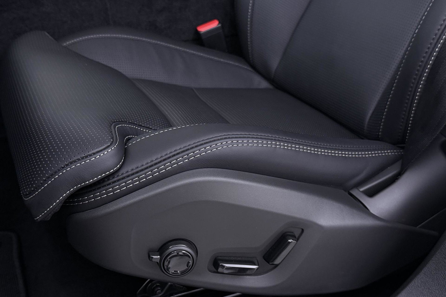 Volvo XC60 T6 Plug-in hybrid Plus Black Edition | ACC | Bowers&Wilkins | Panoramadak | Trekhaak | 360° Camera | Massage+Ventilatie | Head-Up | 21 Inch