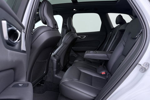 Volvo XC60 T6 Plug-in hybrid Plus Black Edition | ACC | Bowers&Wilkins | Panoramadak | Trekhaak | 360° Camera | Massage+Ventilatie | Head-Up | 21 Inch