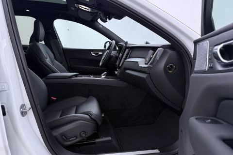 Volvo XC60 T6 Plug-in hybrid Plus Black Edition | ACC | Bowers&Wilkins | Panoramadak | Trekhaak | 360° Camera | Massage+Ventilatie | Head-Up | 21 Inch