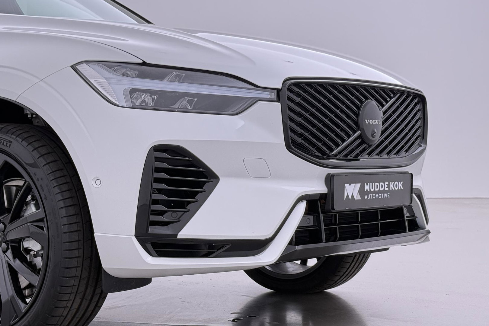 Volvo XC60 T6 Plug-in hybrid Plus Black Edition | ACC | Bowers&Wilkins | Panoramadak | Trekhaak | 360° Camera | Massage+Ventilatie | Head-Up | 21 Inch