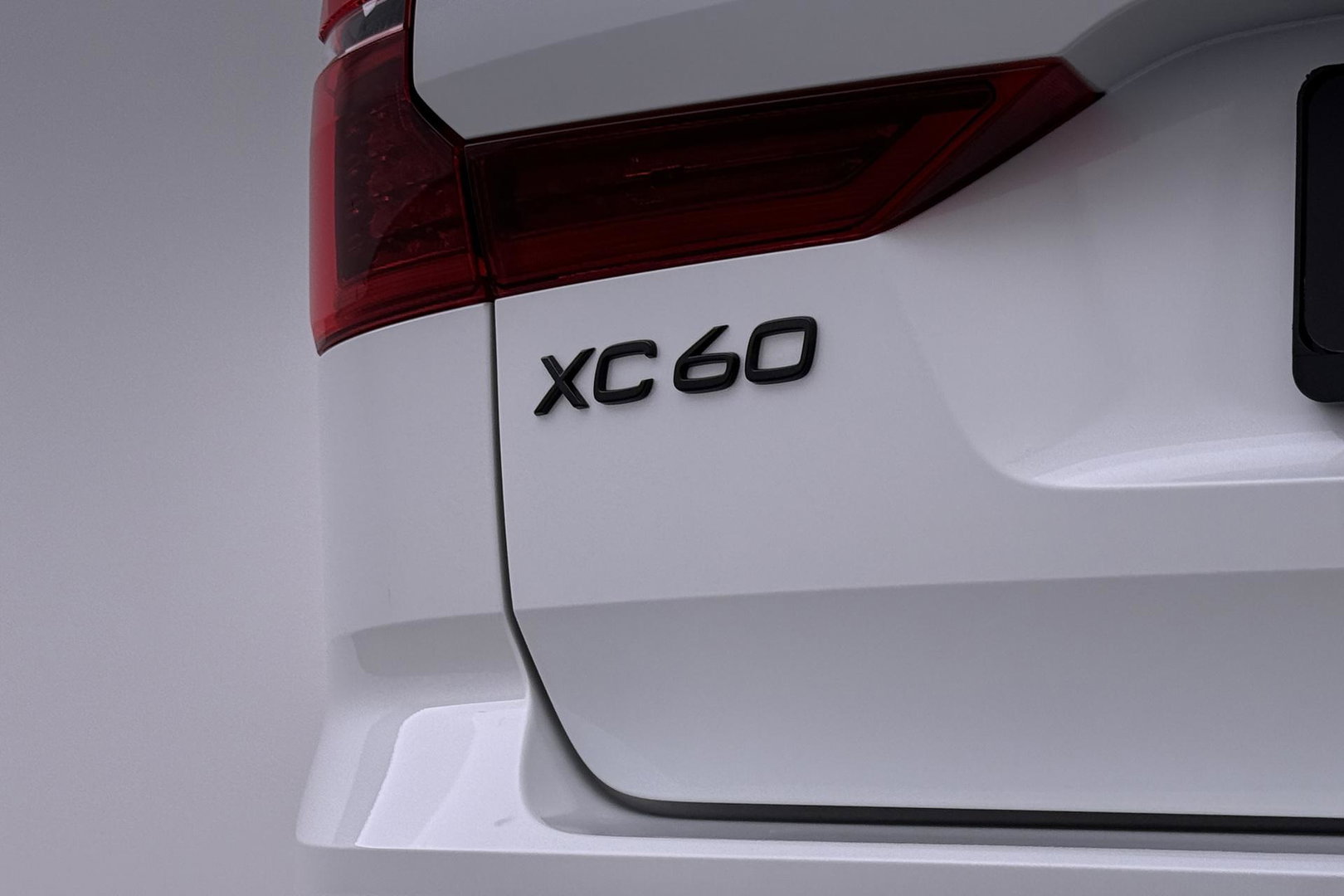 Volvo XC60 T6 Plug-in hybrid Plus Black Edition | ACC | Bowers&Wilkins | Panoramadak | Trekhaak | 360° Camera | Massage+Ventilatie | Head-Up | 21 Inch
