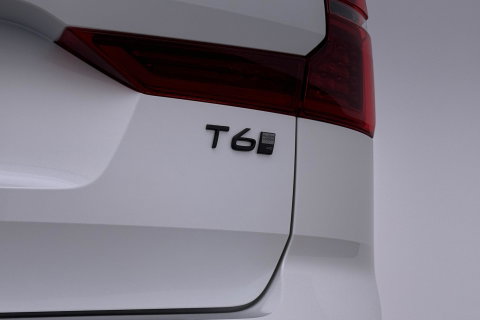 Volvo XC60 T6 Plug-in hybrid Plus Black Edition | ACC | Bowers&Wilkins | Panoramadak | Trekhaak | 360° Camera | Massage+Ventilatie | Head-Up | 21 Inch