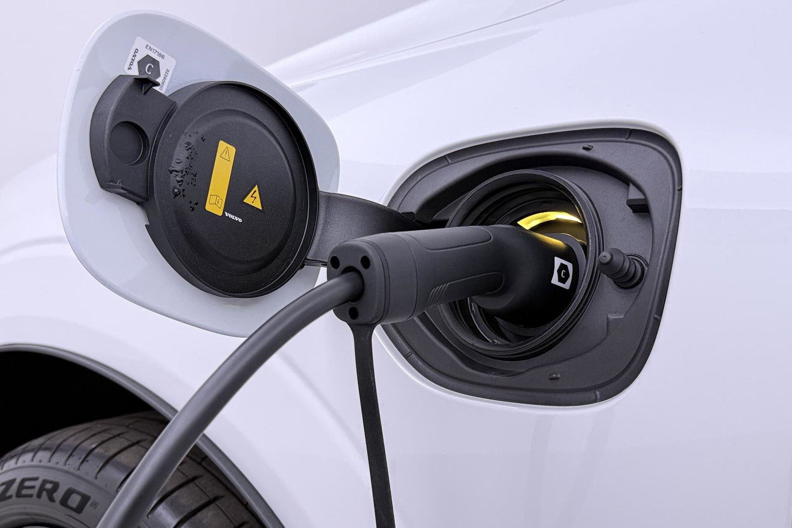 Volvo XC60 T6 Plug-in hybrid Plus Black Edition | ACC | Bowers&Wilkins | Panoramadak | Trekhaak | 360° Camera | Massage+Ventilatie | Head-Up | 21 Inch