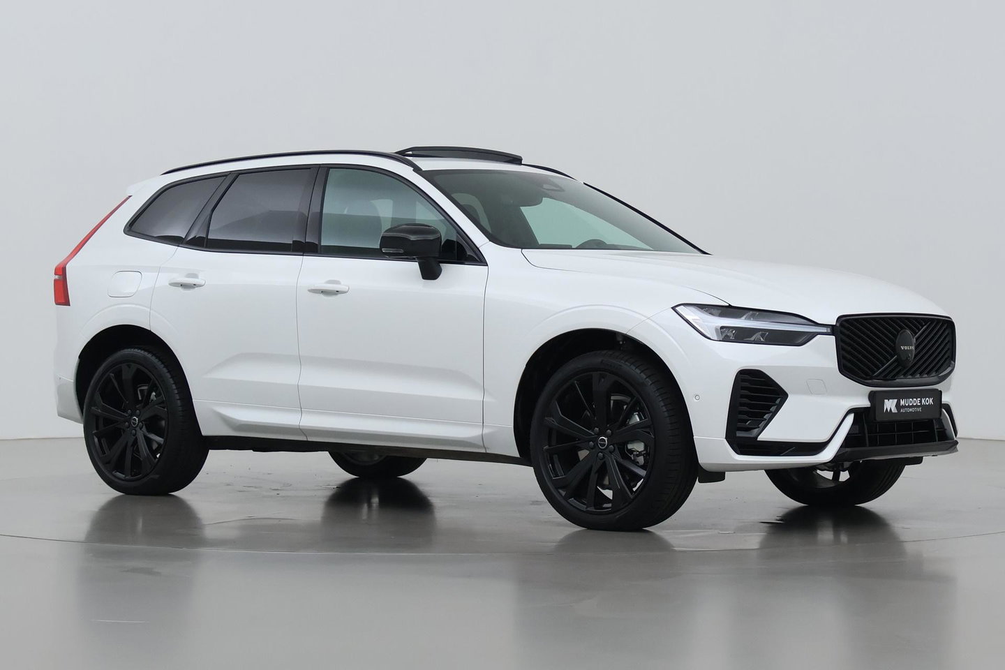 Volvo XC60 T6 Plug-in hybrid Plus Black Edition | ACC | Bowers&Wilkins | Panoramadak | Trekhaak | 360° Camera | Massage+Ventilatie | Head-Up | 21 Inch