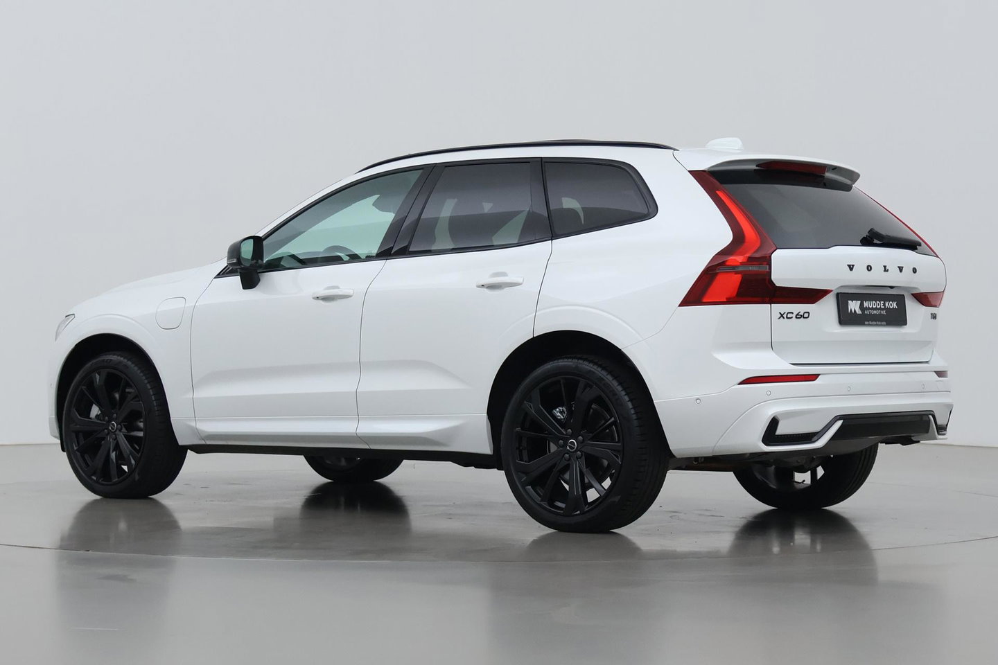Volvo XC60 T6 Plug-in hybrid Plus Black Edition | ACC | Bowers&Wilkins | Panoramadak | Trekhaak | 360° Camera | Massage+Ventilatie | Head-Up | 21 Inch