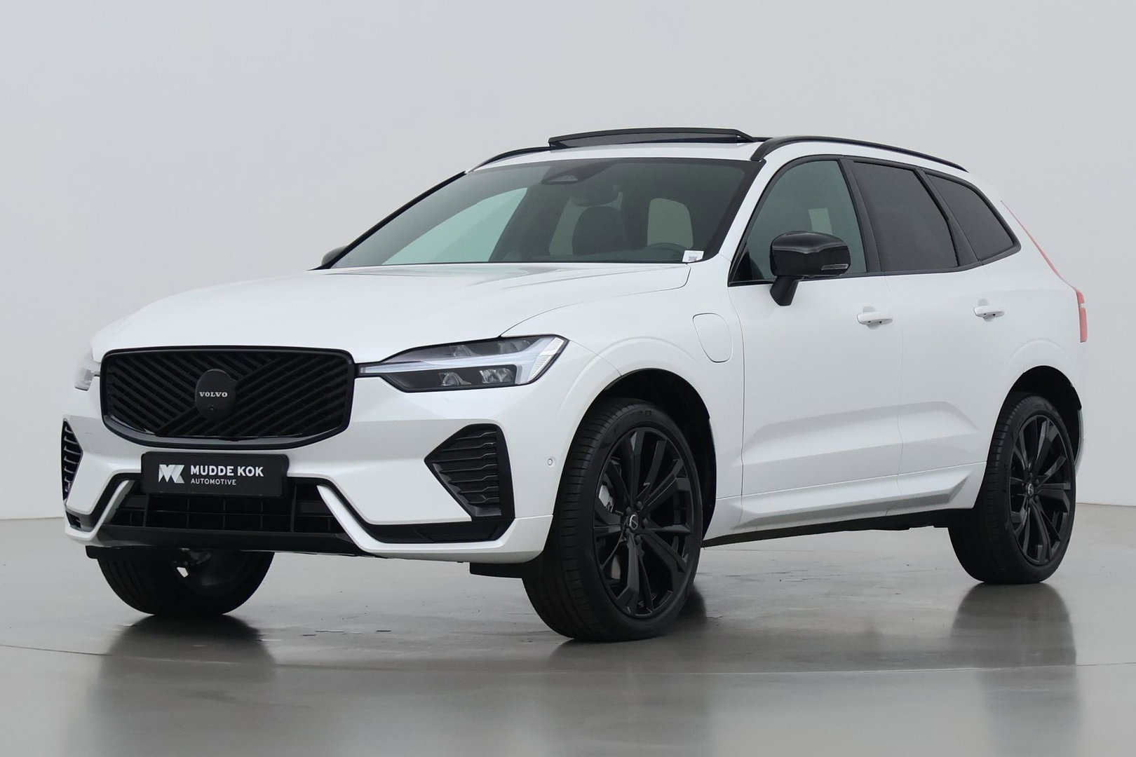 Volvo XC60 T6 Plug-in hybrid Plus Black Edition | ACC | Bowers&Wilkins | Panoramadak | Trekhaak | 360° Camera | Massage+Ventilatie | Head-Up | 21 Inch