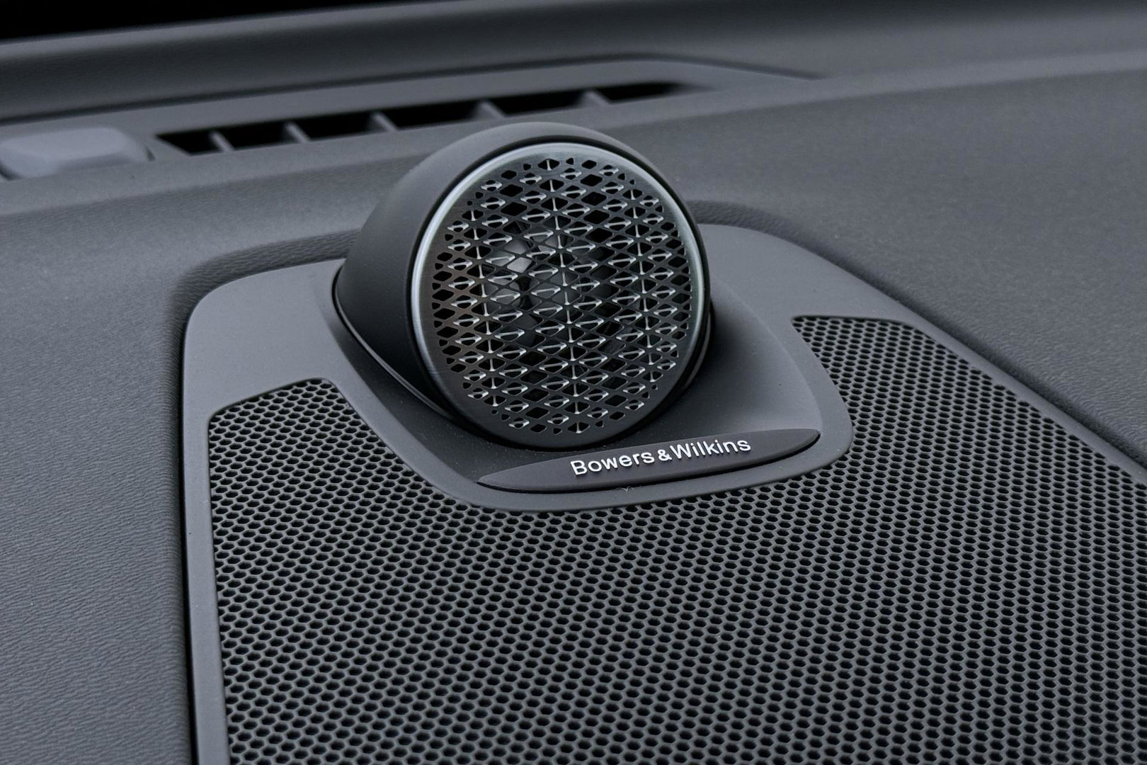 Volvo XC60 T6 Plug-in hybrid Plus Black Edition | ACC | Bowers&Wilkins | Panoramadak | Trekhaak | 360° Camera | Massage+Ventilatie | Head-Up | 21 Inch