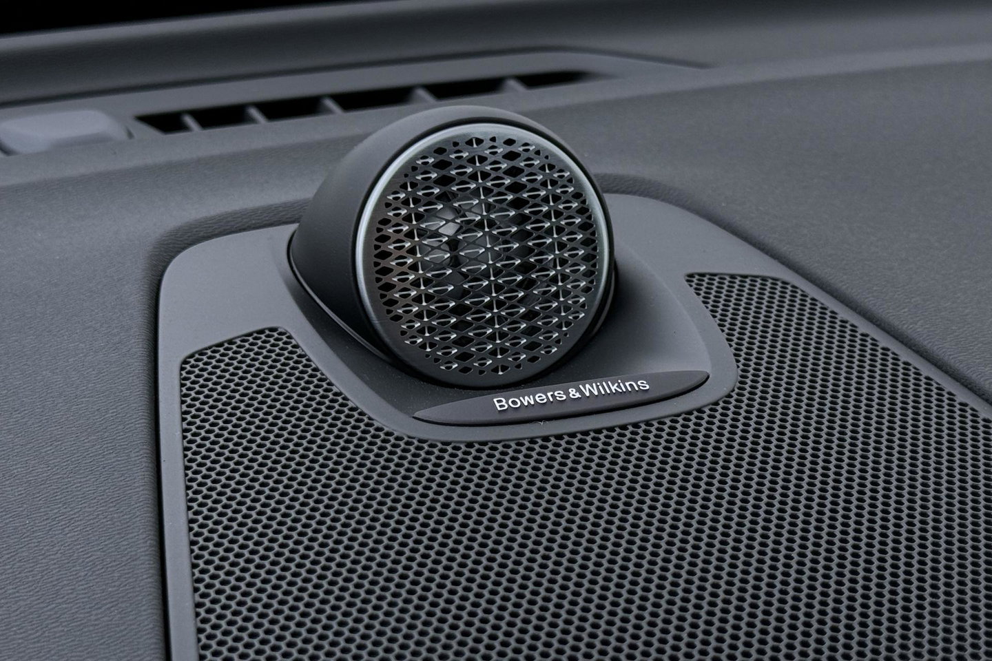 Volvo XC60 T6 Plug-in hybrid Plus Black Edition | ACC | Bowers&Wilkins | Panoramadak | Trekhaak | 360° Camera | Massage+Ventilatie | Head-Up | 21 Inch