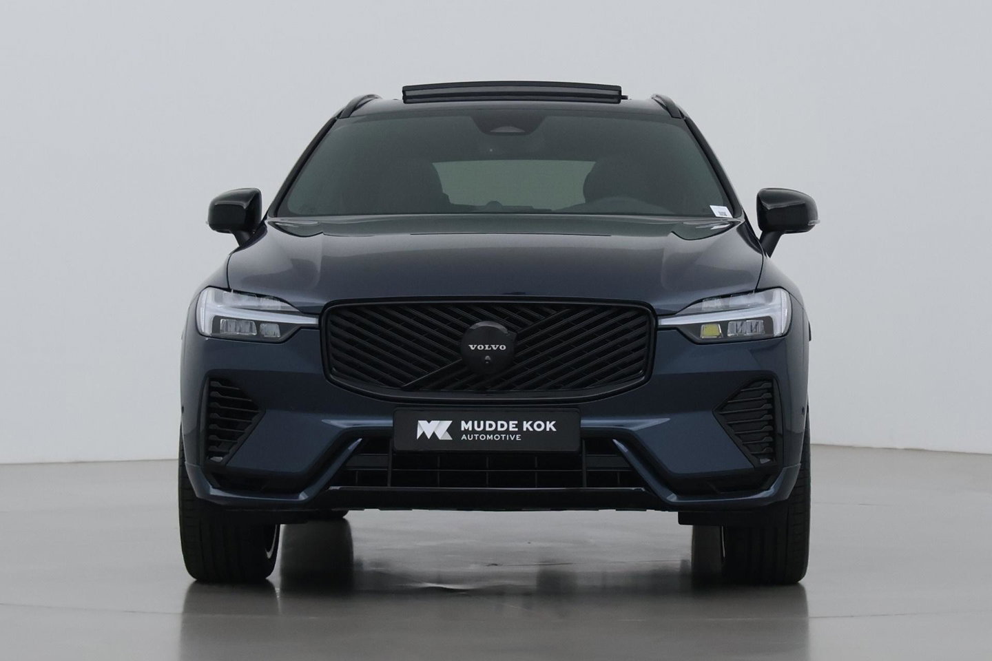 Volvo XC60 T6 Plug-in hybrid Plus Black Edition | ACC | Bowers&Wilkins | Panoramadak | Trekhaak | 360° Camera | Massage+Ventilatie | Head-Up | 21 Inch