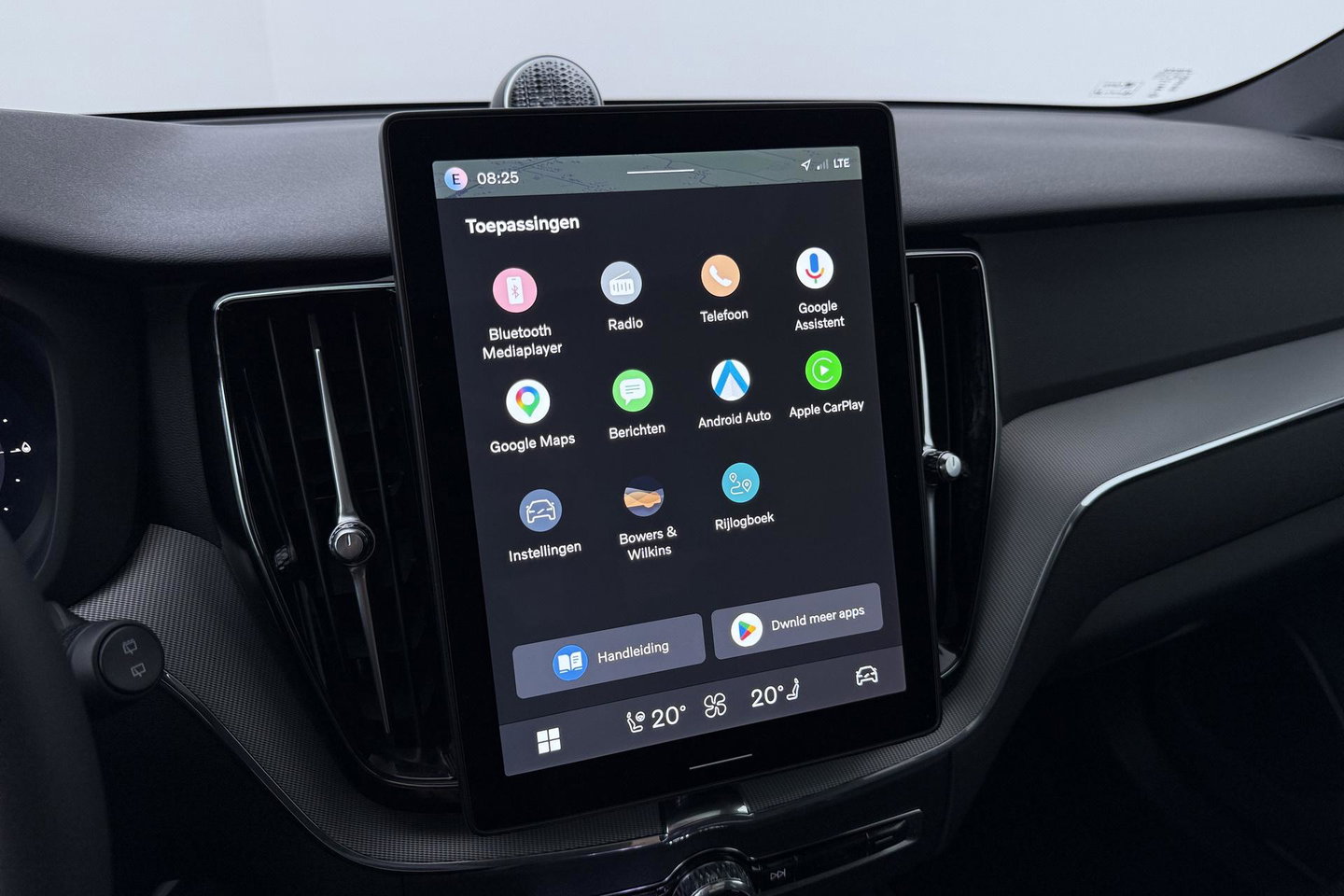 Volvo XC60 T6 Plug-in hybrid Plus Black Edition | ACC | Bowers&Wilkins | Panoramadak | Trekhaak | 360° Camera | Massage+Ventilatie | Head-Up | 21 Inch