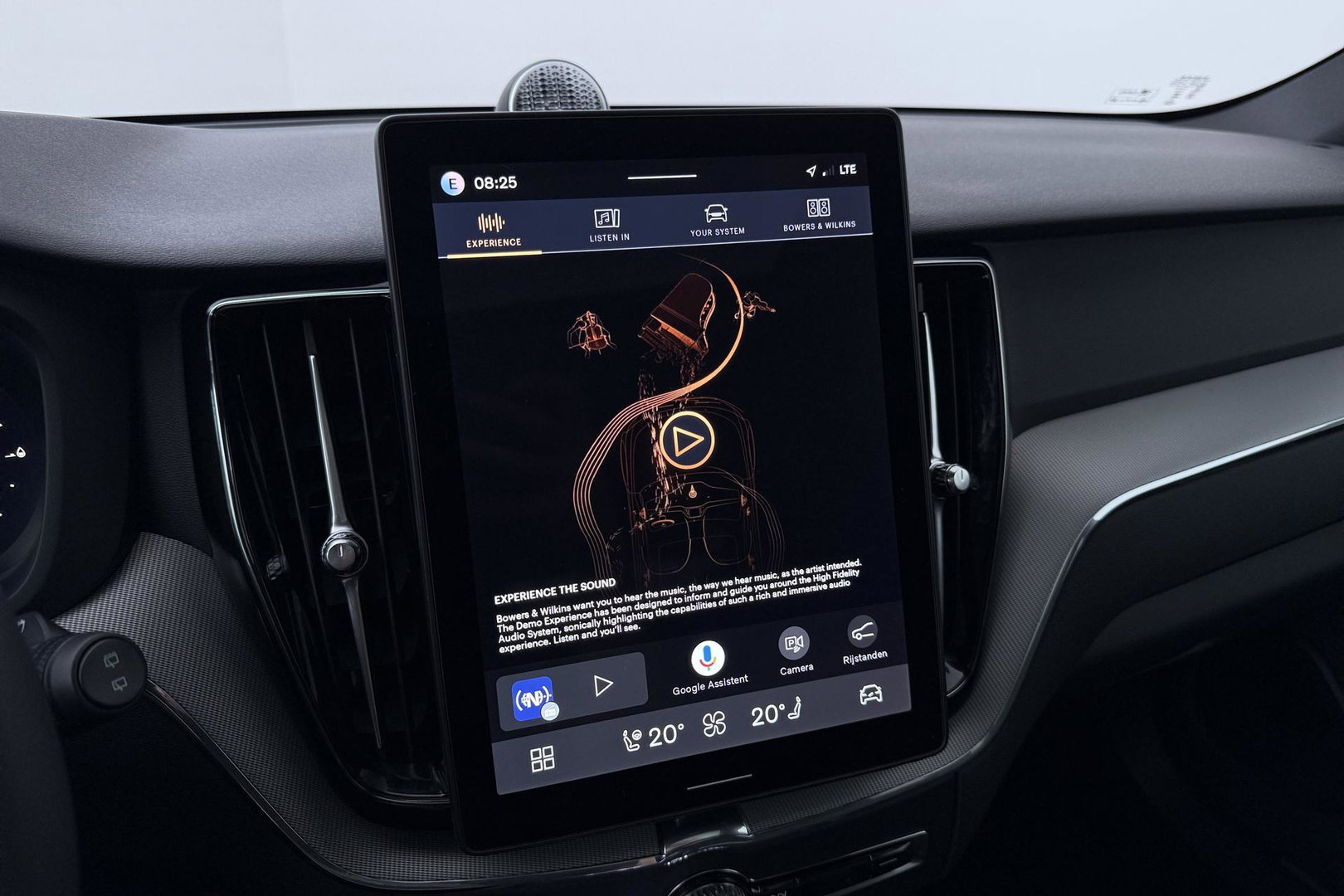 Volvo XC60 T6 Plug-in hybrid Plus Black Edition | ACC | Bowers&Wilkins | Panoramadak | Trekhaak | 360° Camera | Massage+Ventilatie | Head-Up | 21 Inch