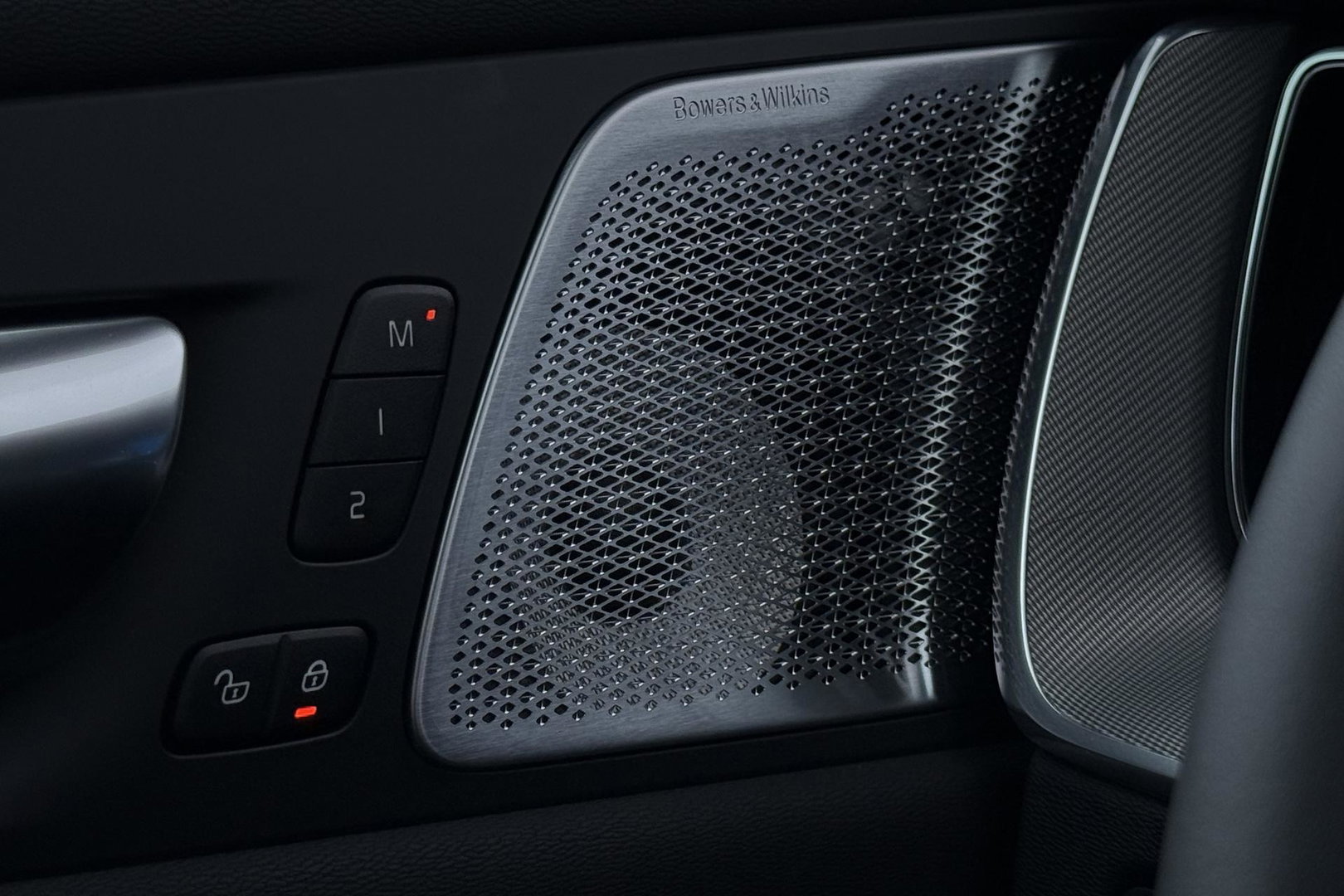 Volvo XC60 T6 Plug-in hybrid Plus Black Edition | ACC | Bowers&Wilkins | Panoramadak | Trekhaak | 360° Camera | Massage+Ventilatie | Head-Up | 21 Inch