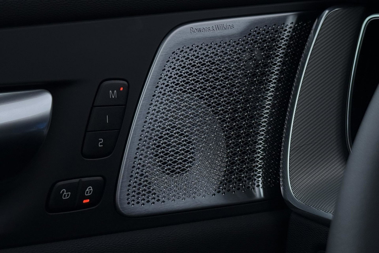 Volvo XC60 T6 Plug-in hybrid Plus Black Edition | ACC | Bowers&Wilkins | Panoramadak | Trekhaak | 360° Camera | Massage+Ventilatie | Head-Up | 21 Inch