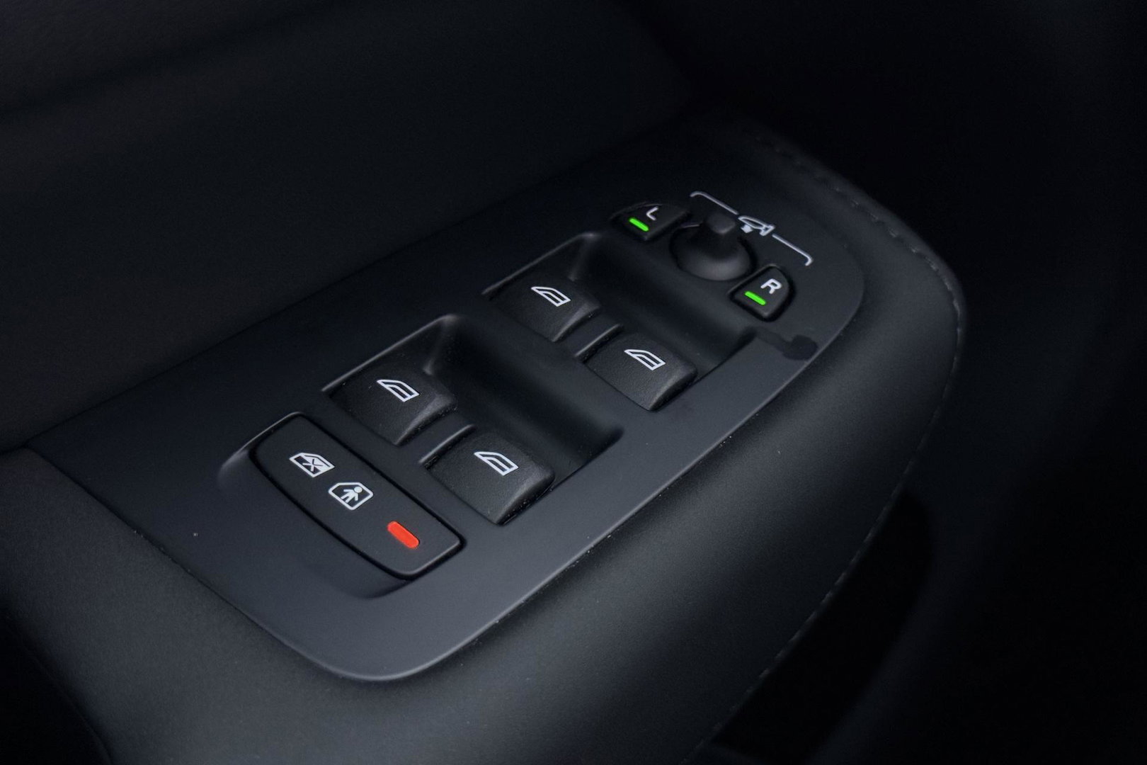 Volvo XC60 T6 Plug-in hybrid Plus Black Edition | ACC | Bowers&Wilkins | Panoramadak | Trekhaak | 360° Camera | Massage+Ventilatie | Head-Up | 21 Inch