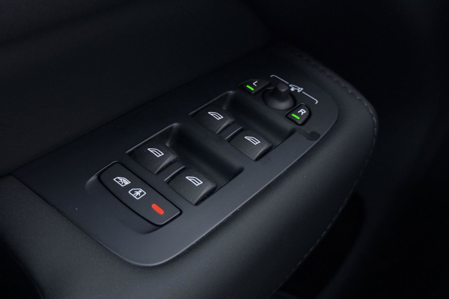 Volvo XC60 T6 Plug-in hybrid Plus Black Edition | ACC | Bowers&Wilkins | Panoramadak | Trekhaak | 360° Camera | Massage+Ventilatie | Head-Up | 21 Inch