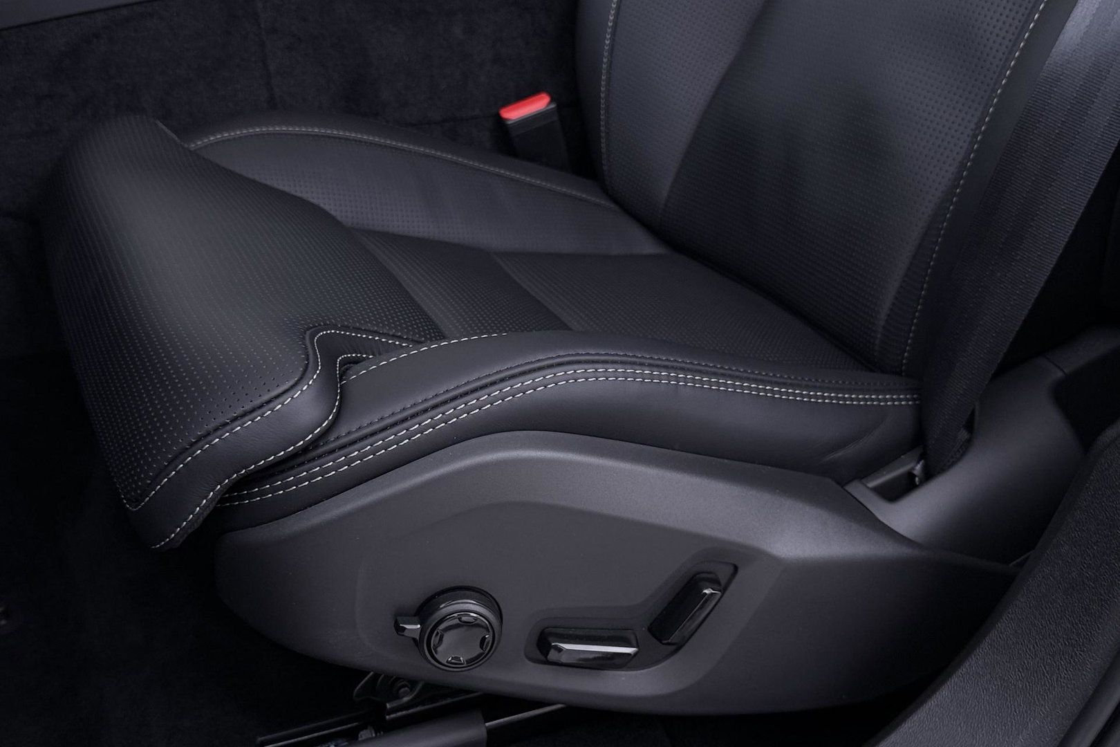 Volvo XC60 T6 Plug-in hybrid Plus Black Edition | ACC | Bowers&Wilkins | Panoramadak | Trekhaak | 360° Camera | Massage+Ventilatie | Head-Up | 21 Inch