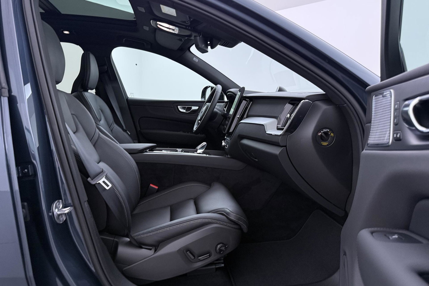 Volvo XC60 T6 Plug-in hybrid Plus Black Edition | ACC | Bowers&Wilkins | Panoramadak | Trekhaak | 360° Camera | Massage+Ventilatie | Head-Up | 21 Inch