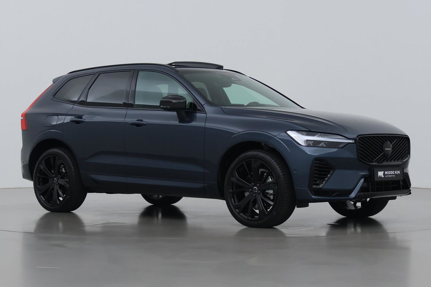 Volvo XC60 T6 Plug-in hybrid Plus Black Edition | ACC | Bowers&Wilkins | Panoramadak | Trekhaak | 360° Camera | Massage+Ventilatie | Head-Up | 21 Inch