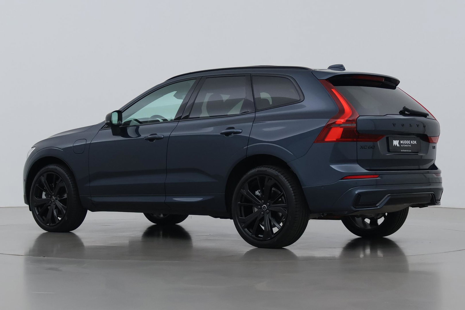 Volvo XC60 T6 Plug-in hybrid Plus Black Edition | ACC | Bowers&Wilkins | Panoramadak | Trekhaak | 360° Camera | Massage+Ventilatie | Head-Up | 21 Inch