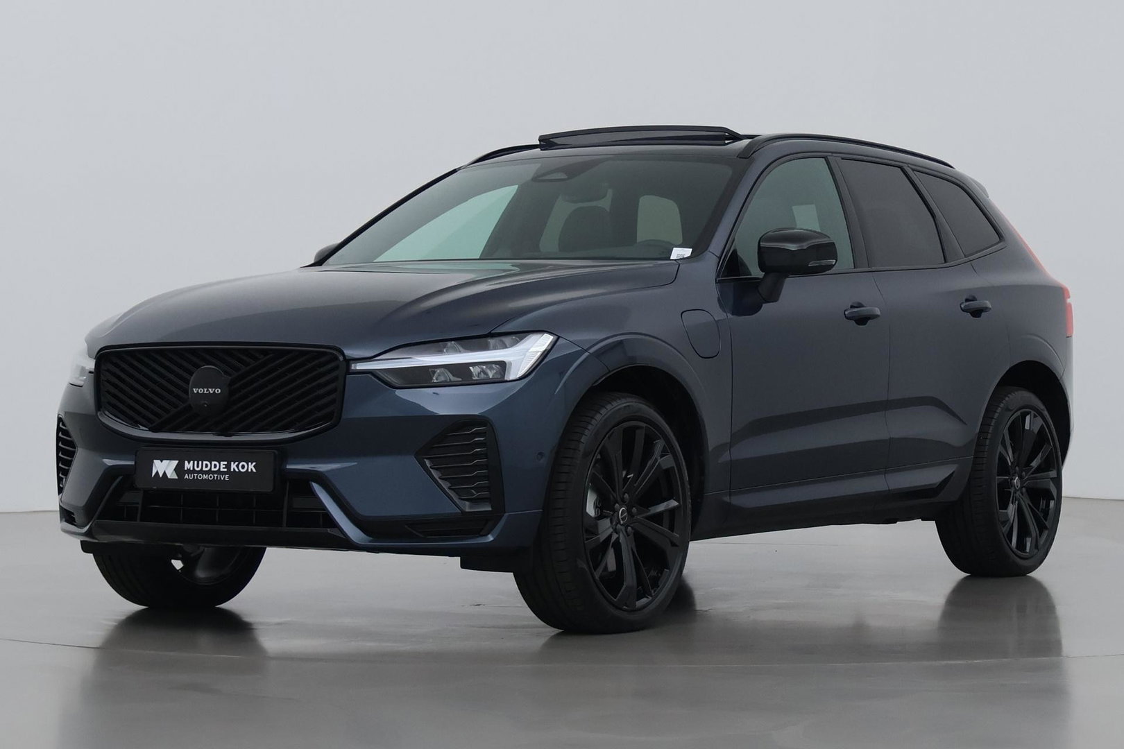 Volvo XC60 T6 Plug-in hybrid Plus Black Edition | ACC | Bowers&Wilkins | Panoramadak | Trekhaak | 360° Camera | Massage+Ventilatie | Head-Up | 21 Inch