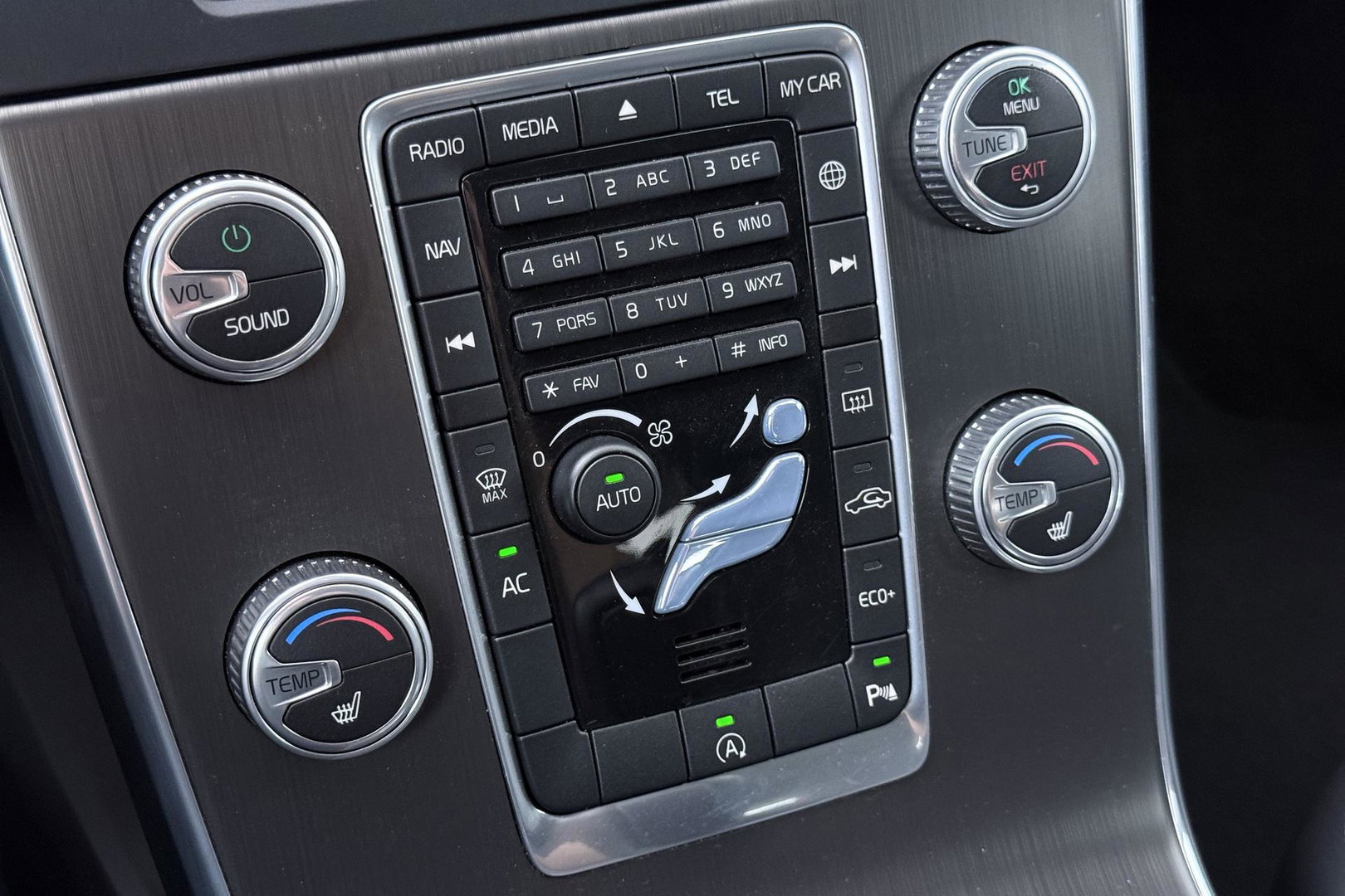 Volvo V60 Cross Country 2.0 T5 Summum | Dual Xenon | Trekhaak | Navigatie | Stoelverwarming | Leder | Parkeersensoren | 17 Inch