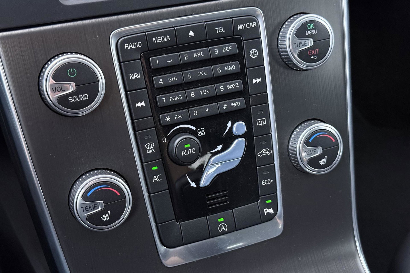 Volvo V60 Cross Country 2.0 T5 Summum | Dual Xenon | Trekhaak | Navigatie | Stoelverwarming | Leder | Parkeersensoren | 17 Inch